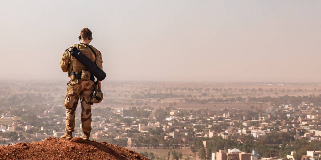 Styrkebeskyttelsesoldat fra NORTAD III på høyderekognosering i Bamako.