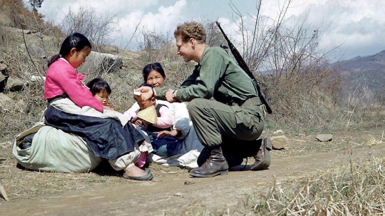 Norsk soldat med en koreansk familie.