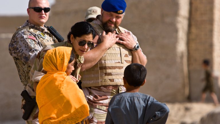 Ayesha i samtale med barn i Afghanistan.