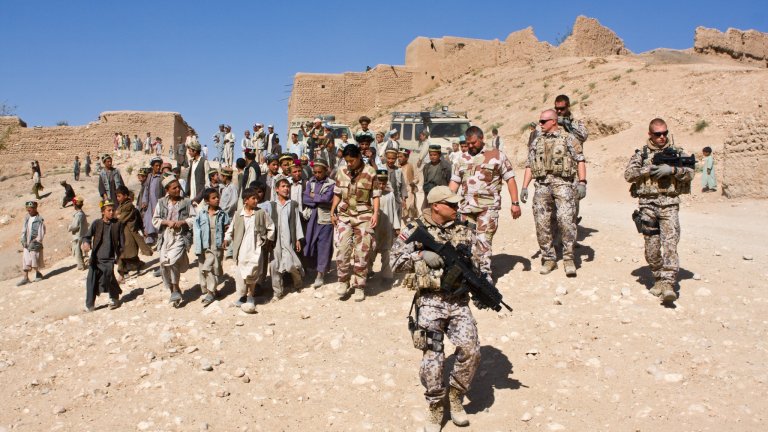 Ayesha sammen med både soldater og sivile i Afghanistan.