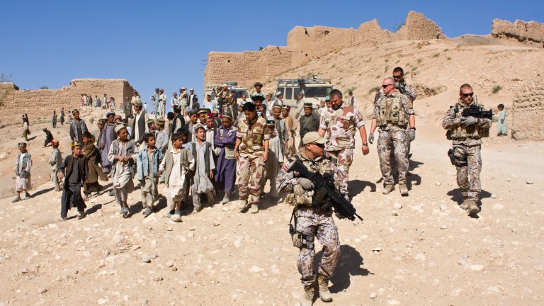 Ayesha sammen med både soldater og sivile i Afghanistan.