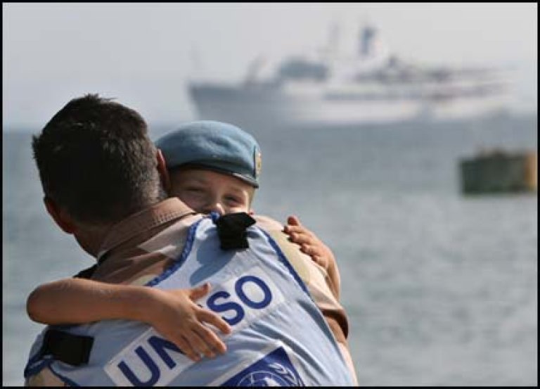 Jeg tar farvel med Jonas på kaien i Tyre. I bakgrunnen er Serena som familiene ble evakuert med, til Kypros. Foto: AP.