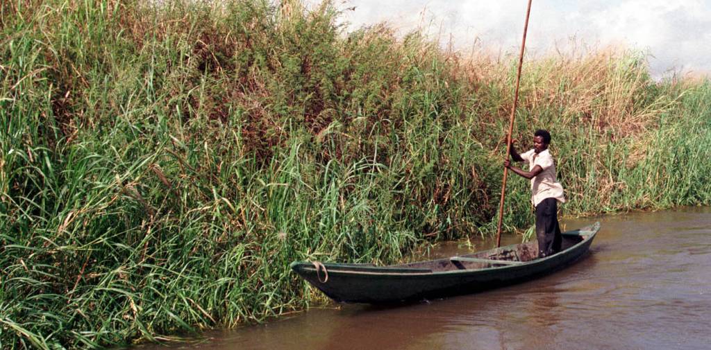 transport på elva kwanza i angola februar 98means of transportation on the river kwanza in angola feb 98