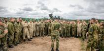 Sjef Hæren Lars Lervik besøker å snakker med soldater fra Telemark bataljon i Brigade Nord som er en del av NATO Enhanced Forward Precens i Litauen