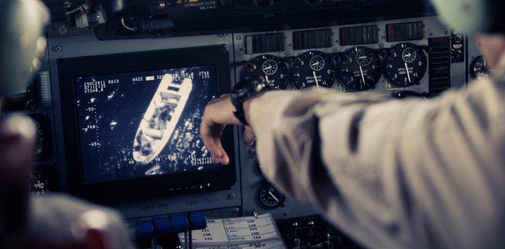 Mannskap ombord på et Orion P3N overvåkingsfly leter etter pirater under Operasjon Ocean Shield i AdenbuktaOrion crew searching for pirates during Operation Ocean Shield outside Somalia