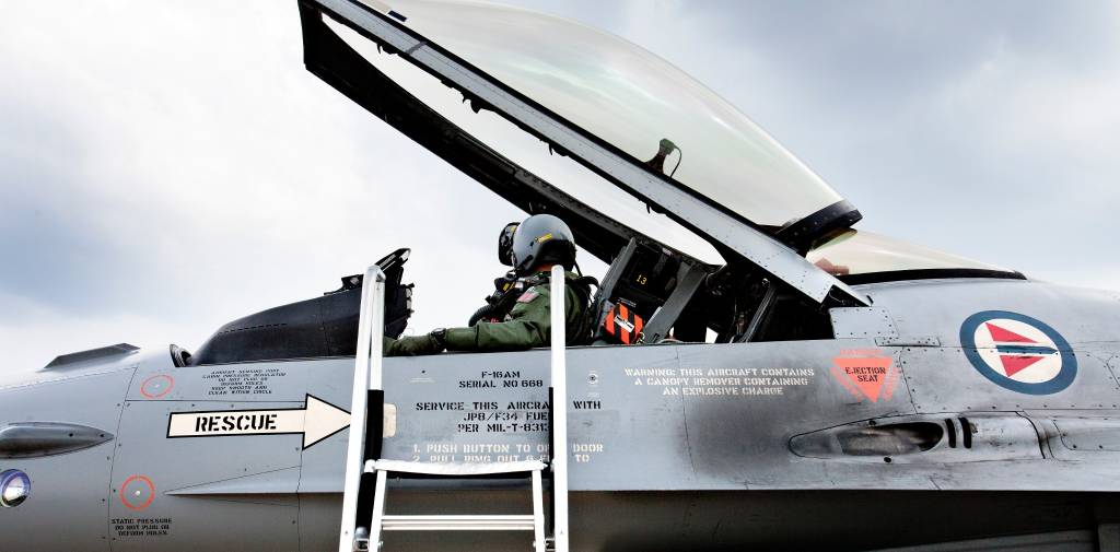 Norsk F-16 på Souda Air Base før take off under Operation Odyssey DawnNorwegian F-16 figther plane get ready to take off at Souda Air Base at Crete during Operation Odyssey Dawn