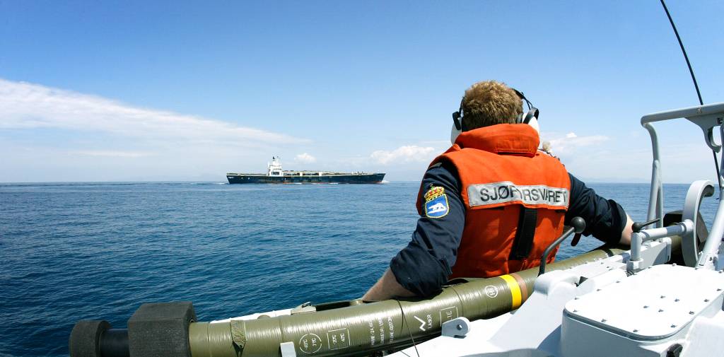 rundt hundre personer er med på de norske missiltorpedobåtene som har i hovedoppgave å ekskortere fartøyer gjennom det trange og sterkt trafikerte gibraltar-stredetmissiletorpedoboats on mission active endeavour in cadiz. spain