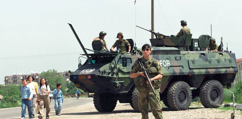 norske soldater i en vei kontrollpost i kosovonorwegian soldiers at a vehicle check point in kosovo.