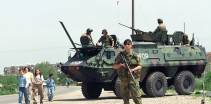 norske soldater i en vei kontrollpost i kosovonorwegian soldiers at a vehicle check point in kosovo.