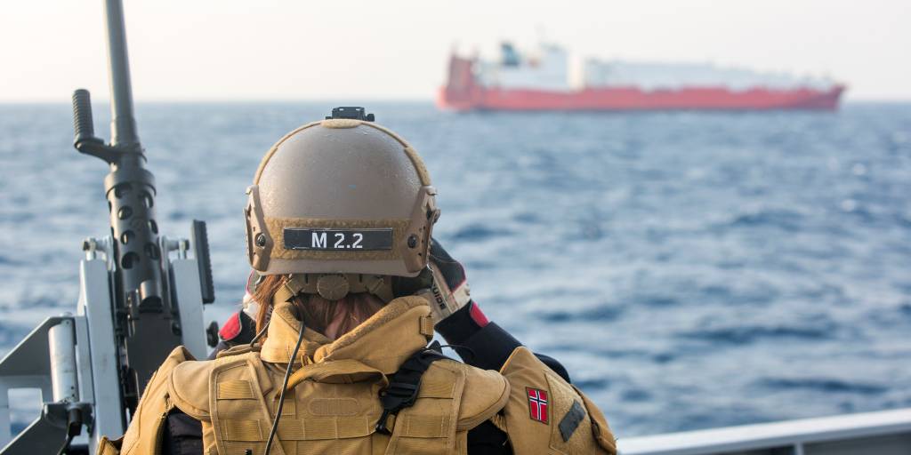 De fire danske og norske fartøyene som skal hente ut Syrias kjemiske stridsmidler  i internasjonalt farvann like utenfor Syria. Fram til ordren om å gå inn til Syria kommer, vil fartøyene benytte tiden på øvelser og andre forberedelser. Det norske lasteskipet 