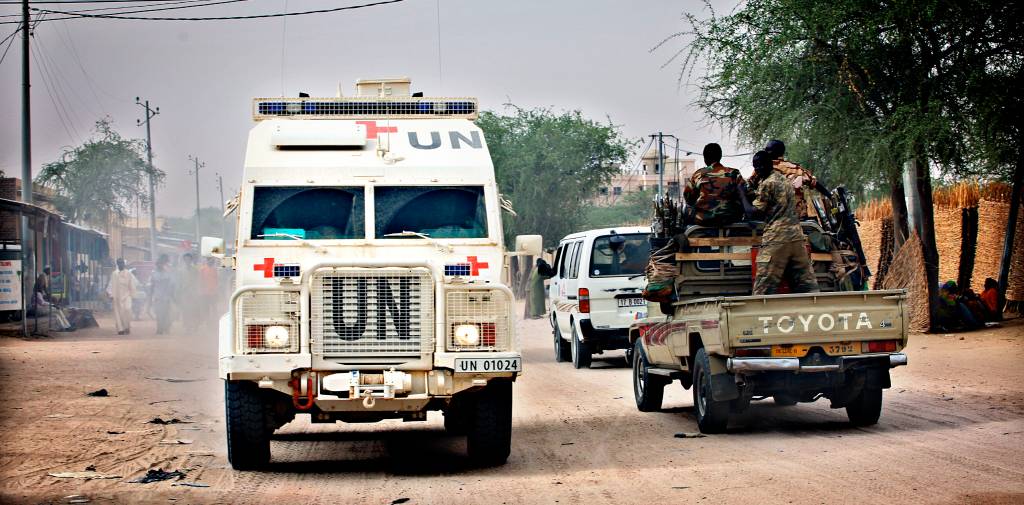 To Tactica pansrede ambulanser i gatene i Abeché, Tsjad. De er en del av evakueringstroppen ved det norske feltsykehuset i Tsjad. Sykehuset er en del av FNs MINURCAT II-operasjon.
ANT technical Tsjadiske soldater