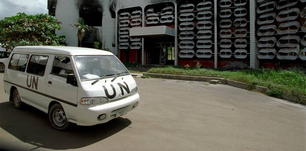 FN-kjøretøy utenfor det som skal bli Untaets hovedkvarter i Dili, Øst-Timor. An UN vehicle outside the building which is going to be the headquarters of the Untaet