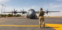 Lastemester sørger for at ingenting er i veien for propellene under oppstart av flymaskinen i Timbuktu.