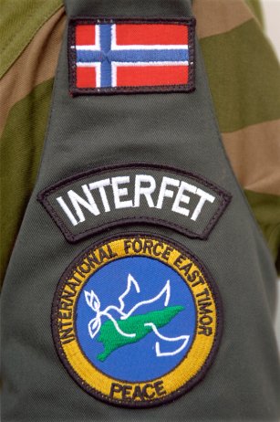 INTERFET-merket på en uniformsskulder.