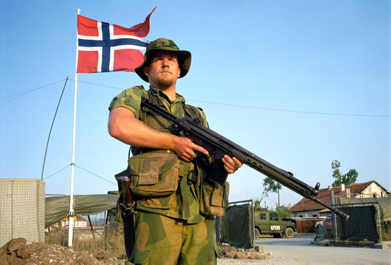 En norsk KFOR-soldat holder vakt ved Midtgaard leir i Kosovo.