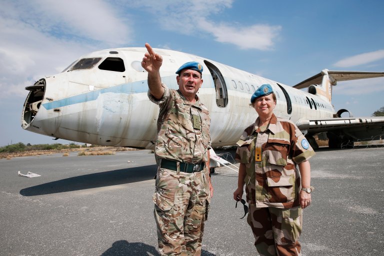 Kristin Lund sammen med en annen soldat foran et flyvrak på Kypros.