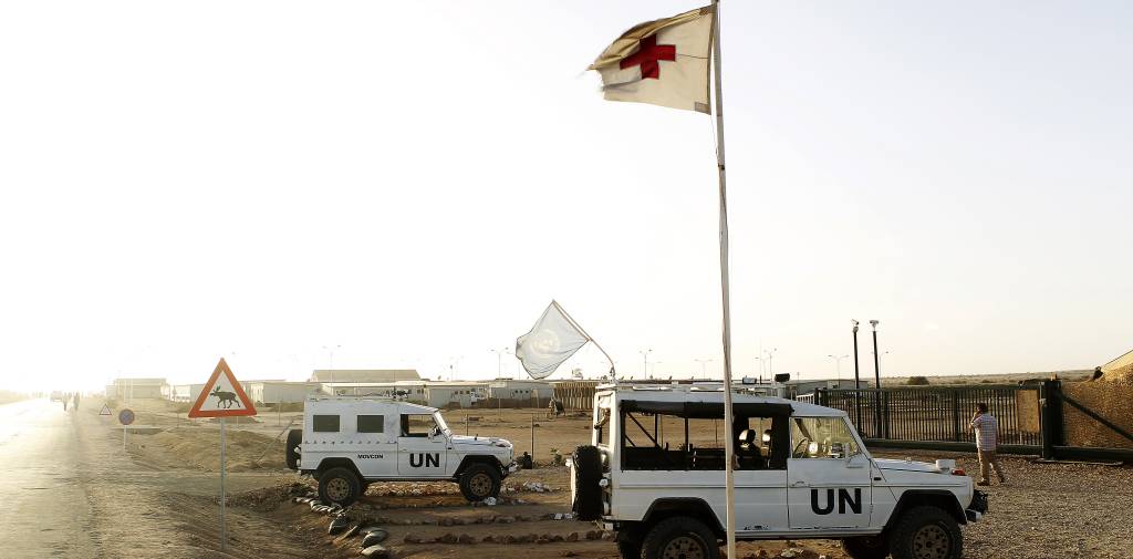 Feltvogner utenfor hovedinngangen til det norske feltsykehuset i Abéché i Tsjad