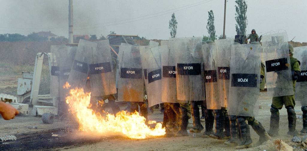 øvelse i massetjeneste i lebane leir, Kosovo
norwegian kfor soldiers train to handle demonstrators in Camp Lebane, Kosovo